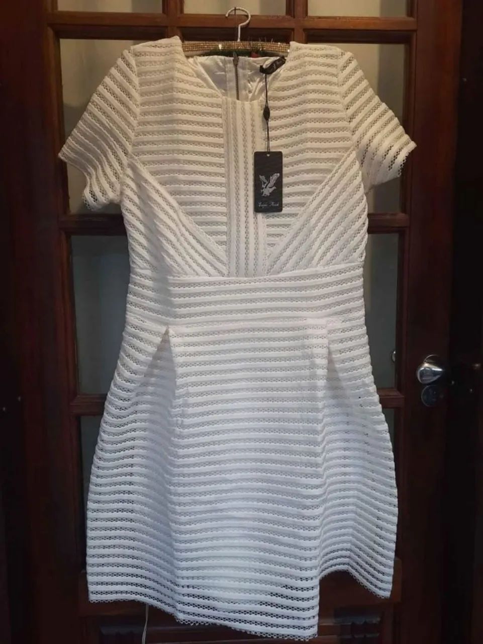 Vestido Branco Em Renda Forrado Eagle Rock<br>