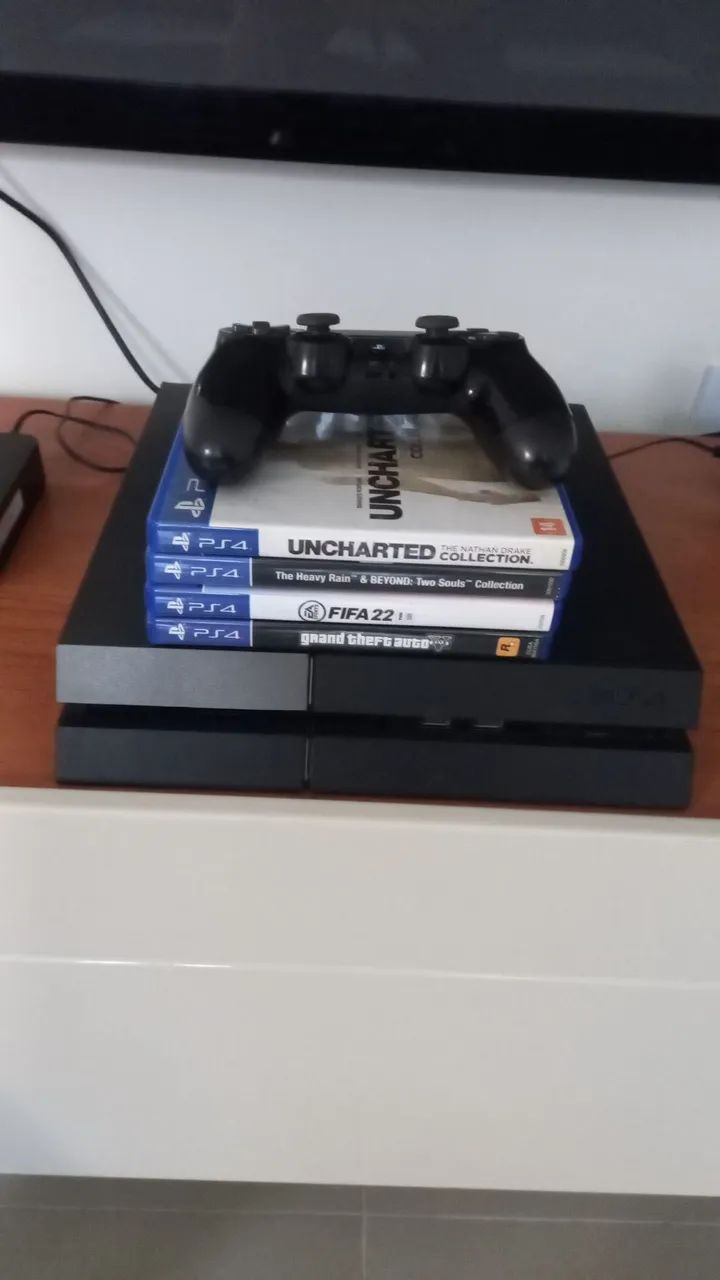PS4 com 1 controle e 4 jogos