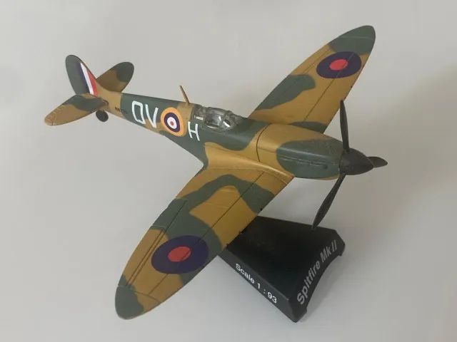 Miniatura de Aviões de Combate