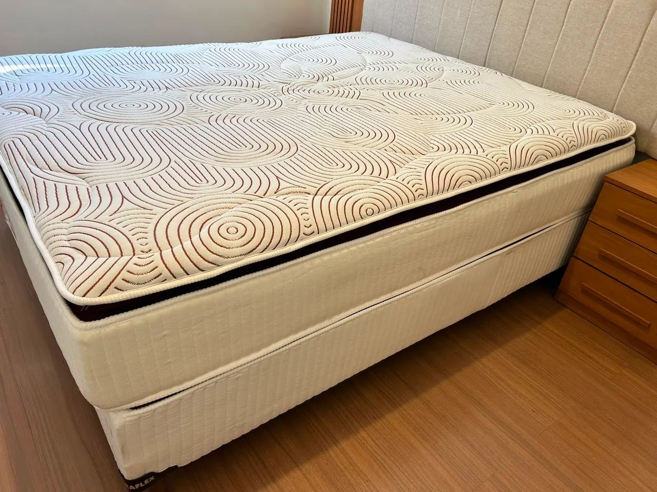 Cama de casal semi nova com colchão excelente 