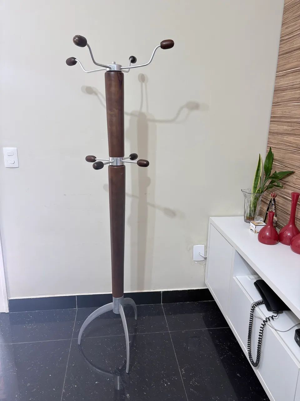 Cabideiro stilo, em alumínio e madeira  - Foto 2