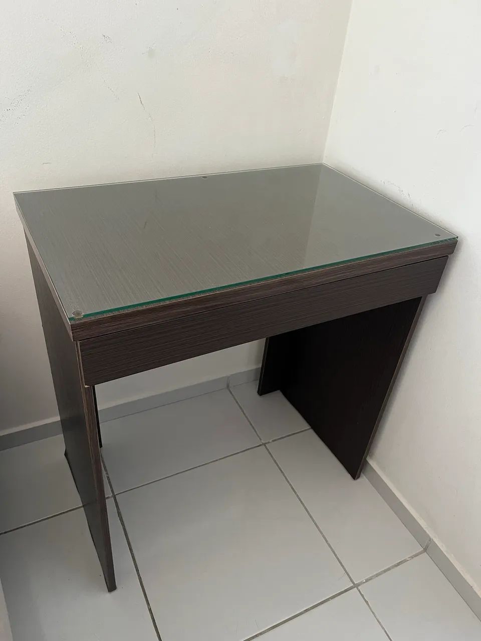 Mesa de estudo com gaveta e tampo de vidro