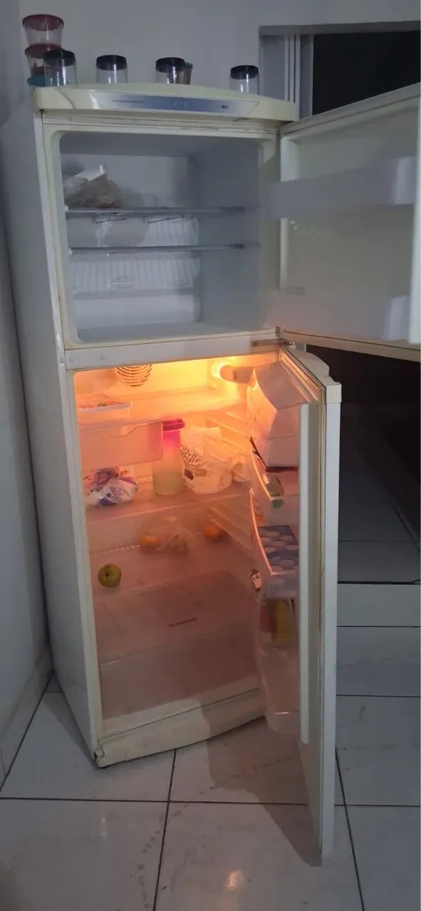 GELADEIRA SEMI NOVA 