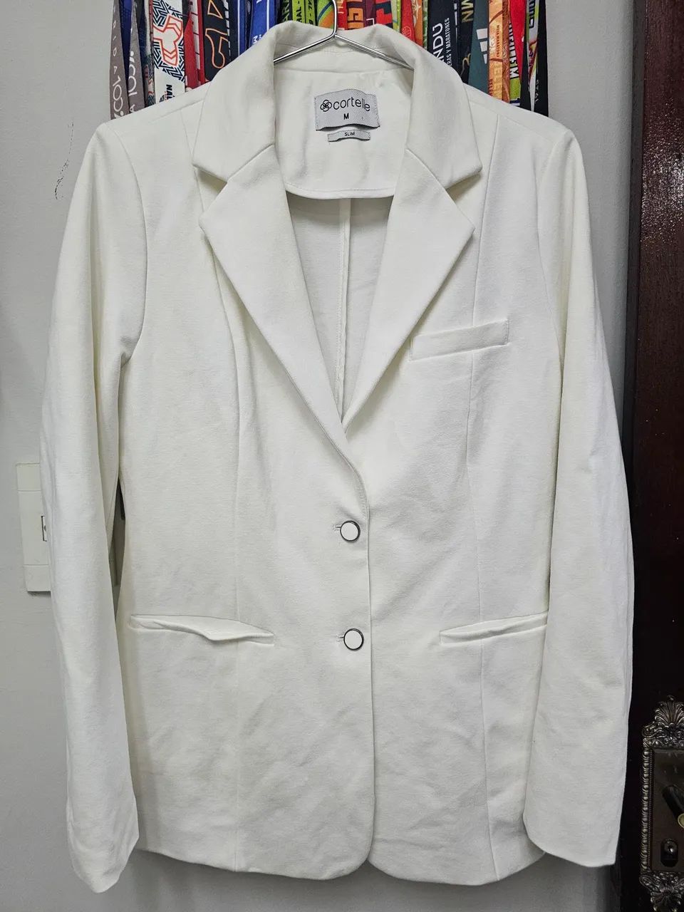 Blazer offwhite e blusas brancas e offwhite 