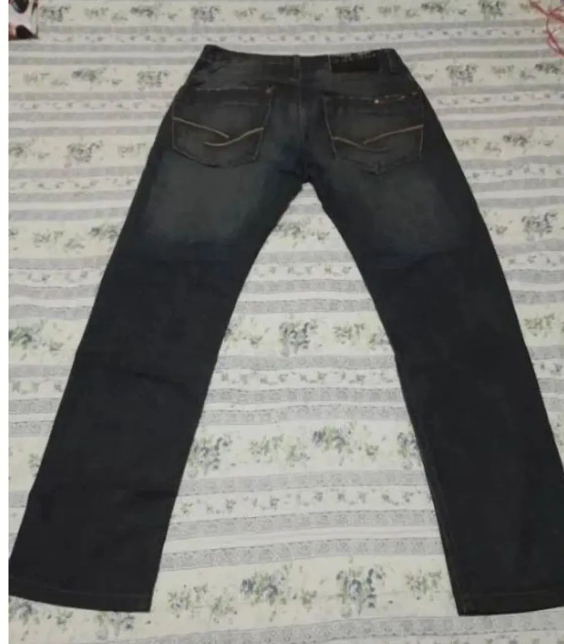 Duas calças jeans clara e preta