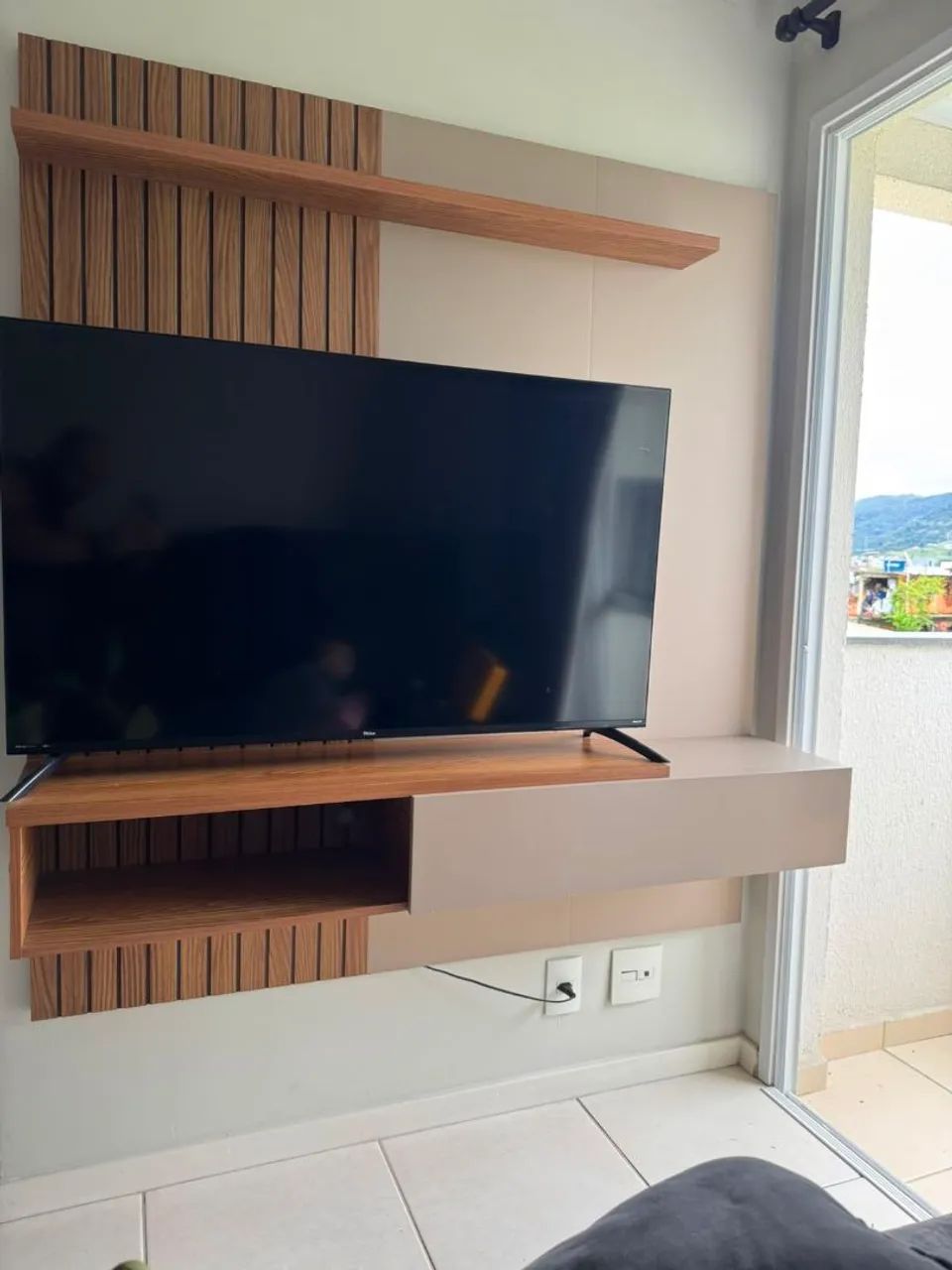 Painel / Estante Suspensa para TV com Ripado e Prateleira (SEM a TV) - Foto 2