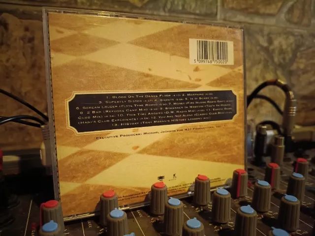 Lote 2 CDs Michael Jackson Off the Wall & Blood on the Dance Floor - Foto 5
