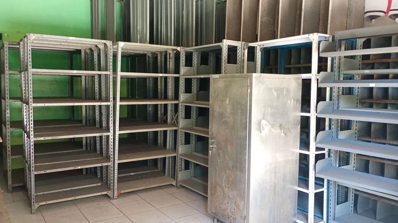 Estantes de ferro com vários modelos e dimensões variadas. - Foto 4
