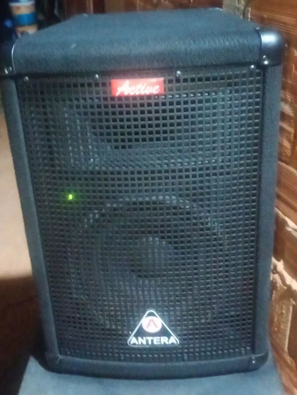 Vende-se esta caixa ativa marca antera