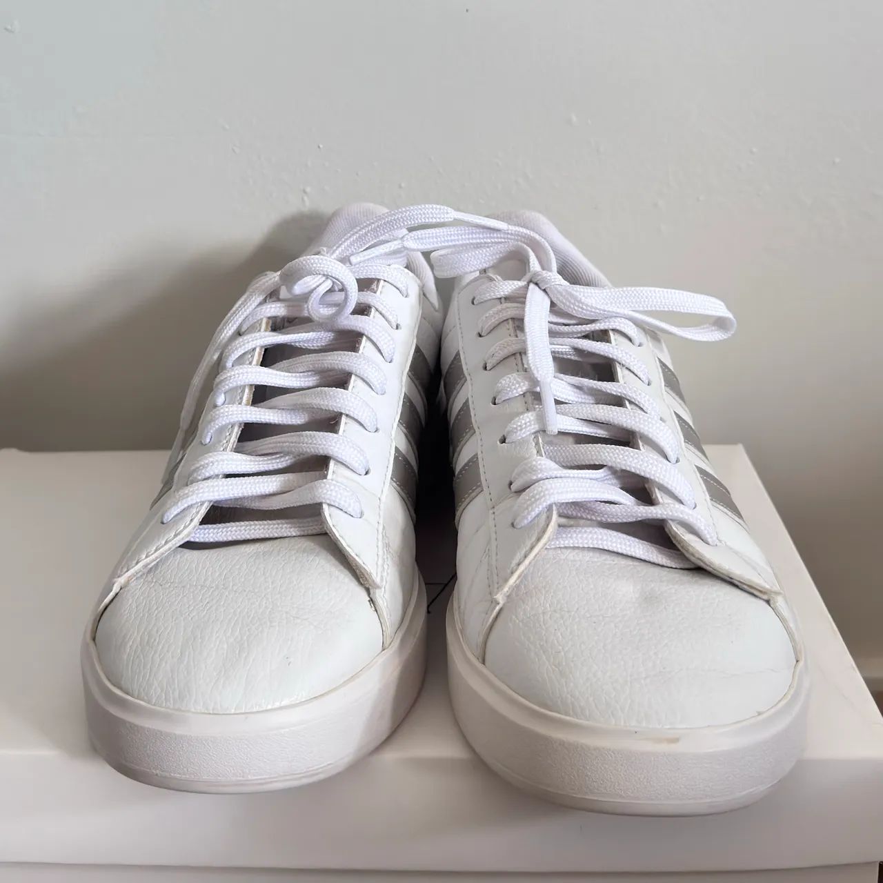 Tênis Adidas Branco - Casual e Confortável - Foto 4