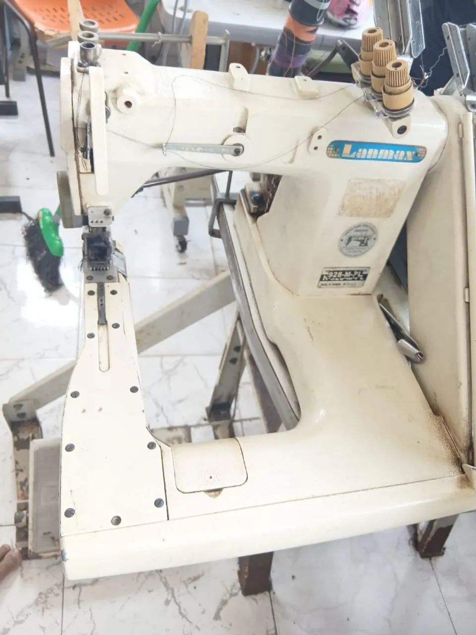 Máquina industrial de braço fechadeira, três agulhas, ideal para fechar bermudas e calças.