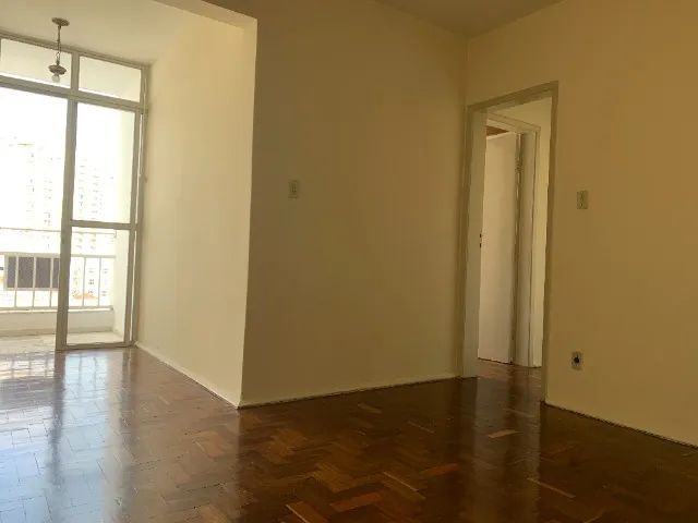 Apto de 02 Q, com elevador, no coração da cidade 