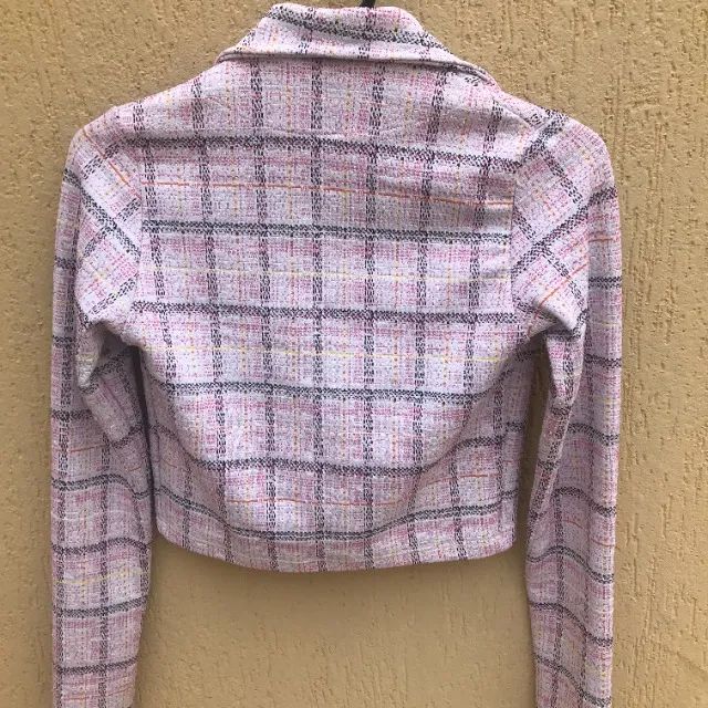 Casaquinho Branco E Rosa Curtinho da Marca Explosão Total - Foto 4
