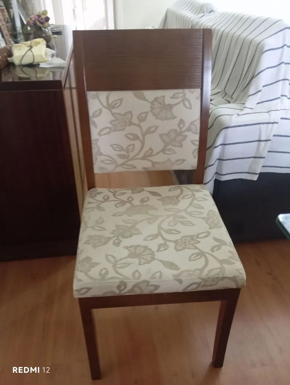 Uma mesa  com 4 cadeiras - Foto 4