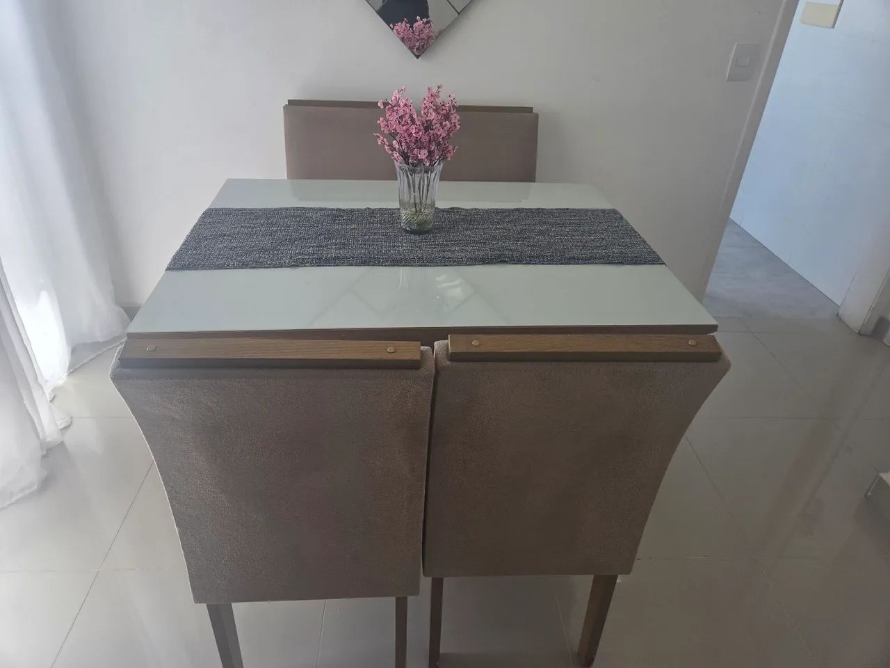 Mesa de jantar com 4 cadeiras estofadas - excelente estado - Foto 5