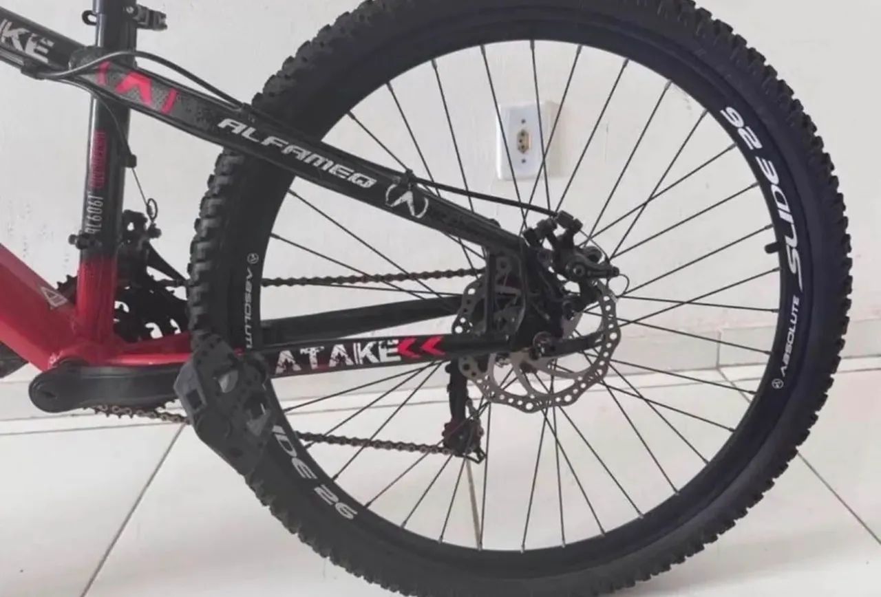 BICICLETA MTB ARO 26 - FREIO A DISCO E SUSPENSÃO - Foto 4