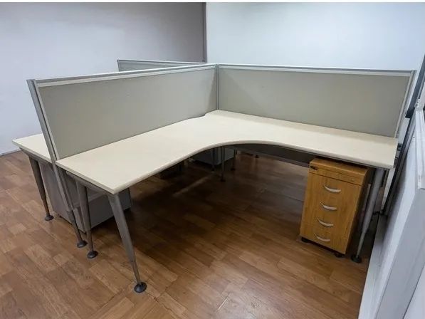 mesa L com divisória - Foto 3