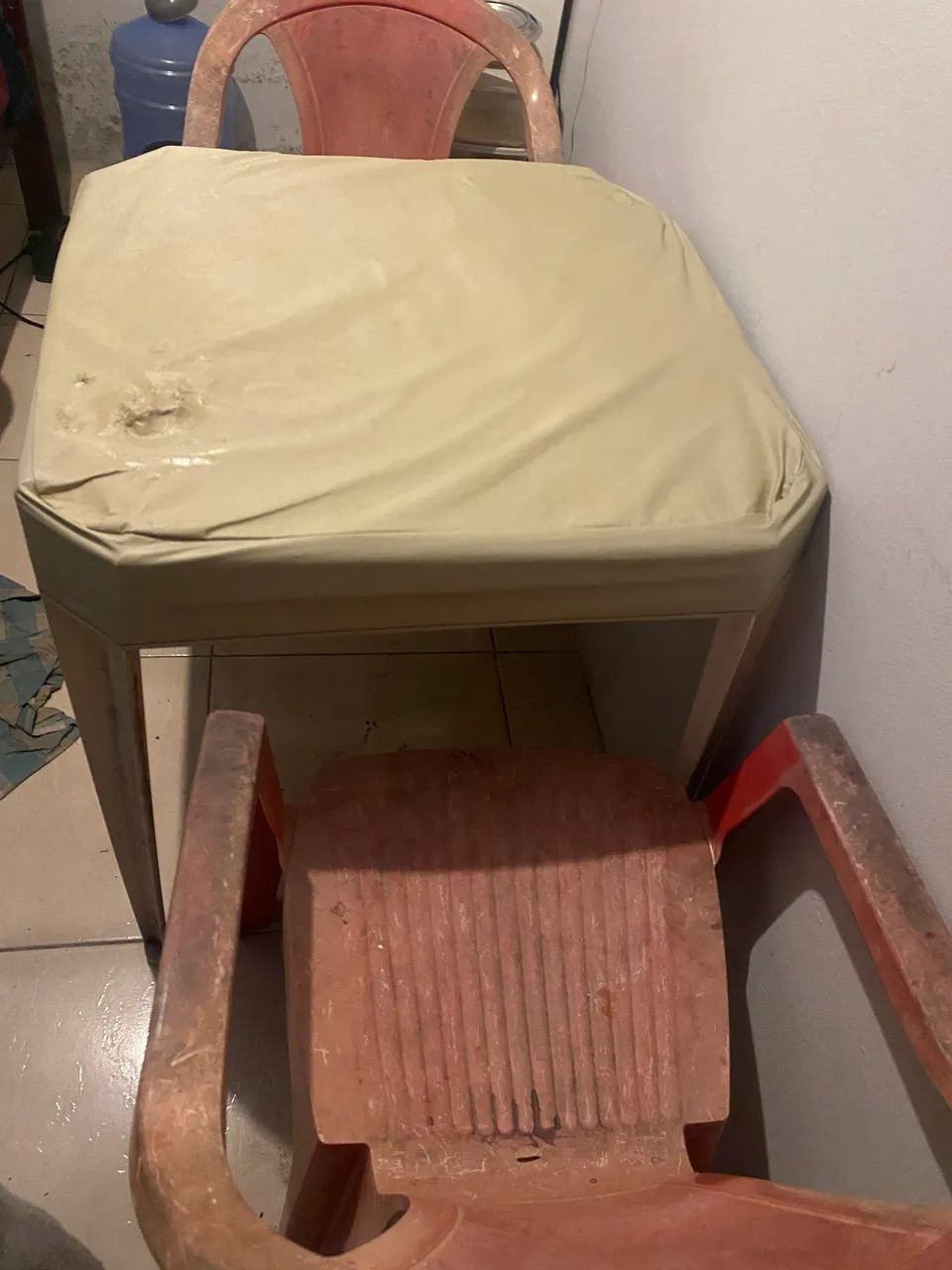 Conjunto mesa e cadeiras