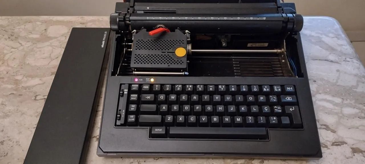 Máquina De Escrever Olivetti Praxis 20