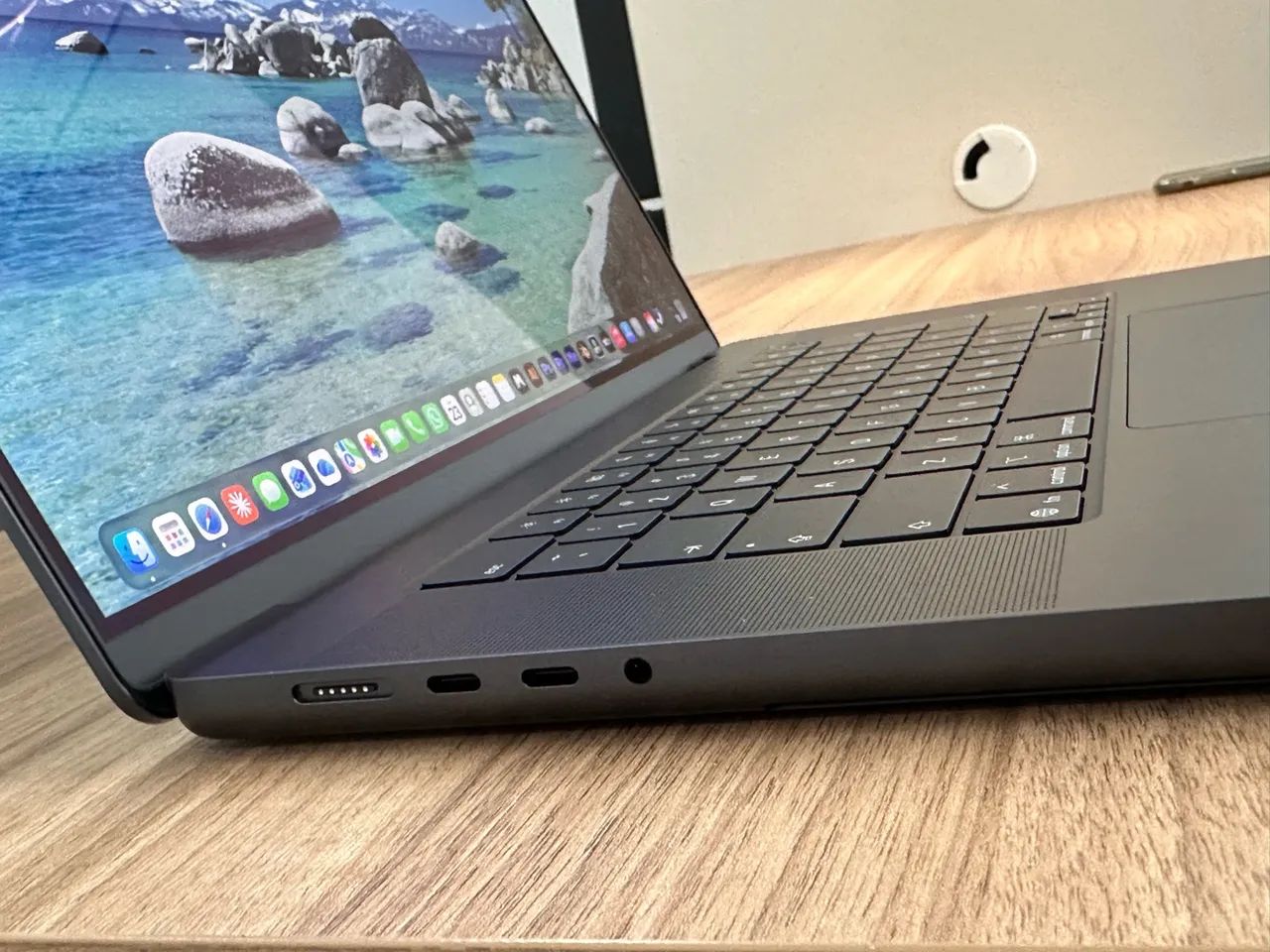 MacBook Pro 16 polegadas M5 Max - Cor Preto-espacial (Space Black) - Foto 3