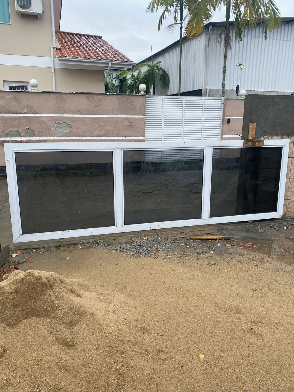 Vendo portão de alumínio com vidro 