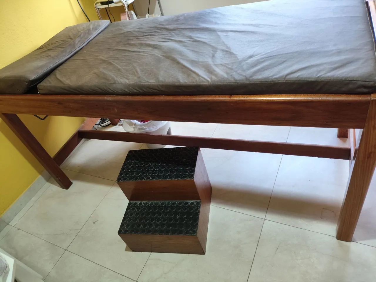 Maca de madeira com três gavetas  - Foto 2
