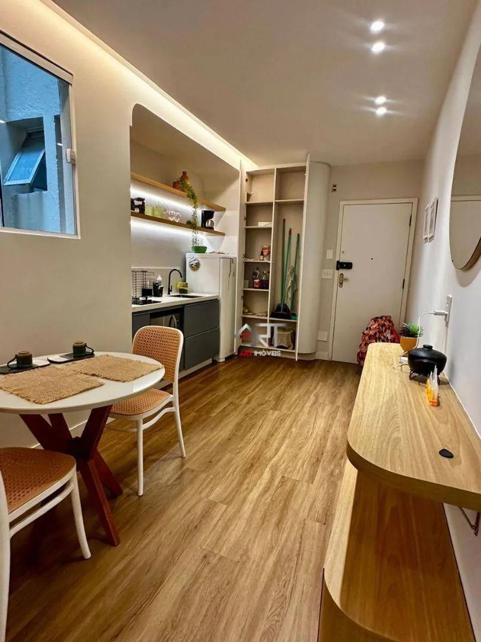 Apartamento montado e decorado, totalmente MOBILIADO, suíte, varanda. Prédio com elevador - Foto 4