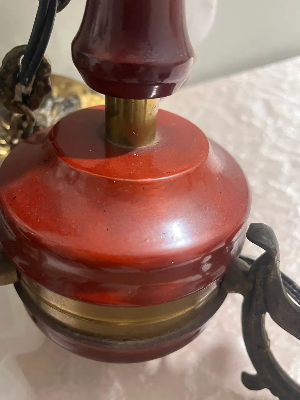 Lustre antigo em madeira e lata com 3 cúpulas de vidro.