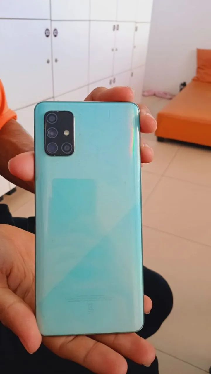 Galaxy a71 pra vender logo obs com listras não interfere em nada. - Foto 5
