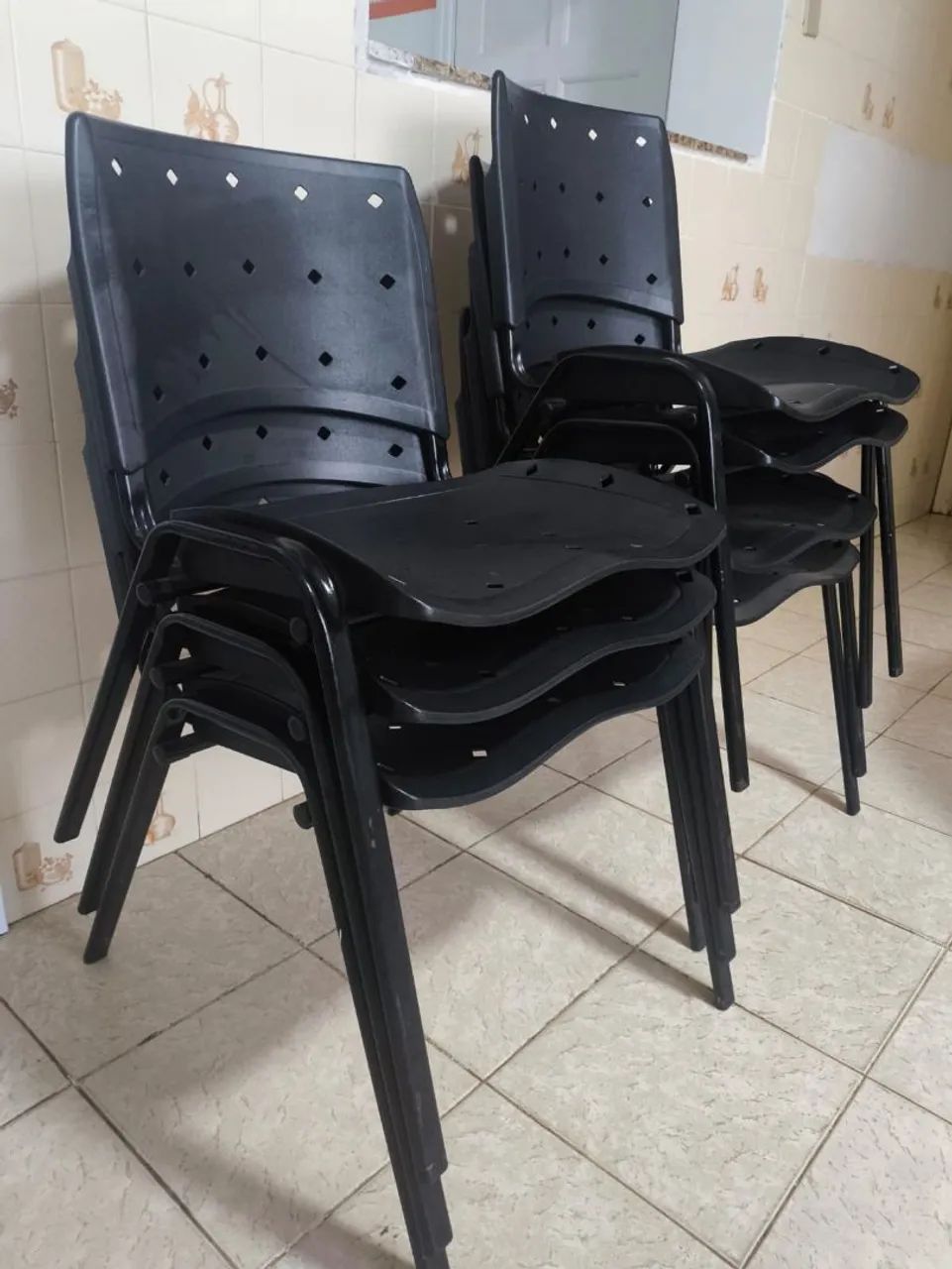 Cadeiras empilháveis 