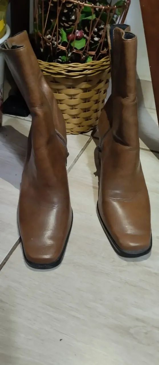 Bota couro marrom