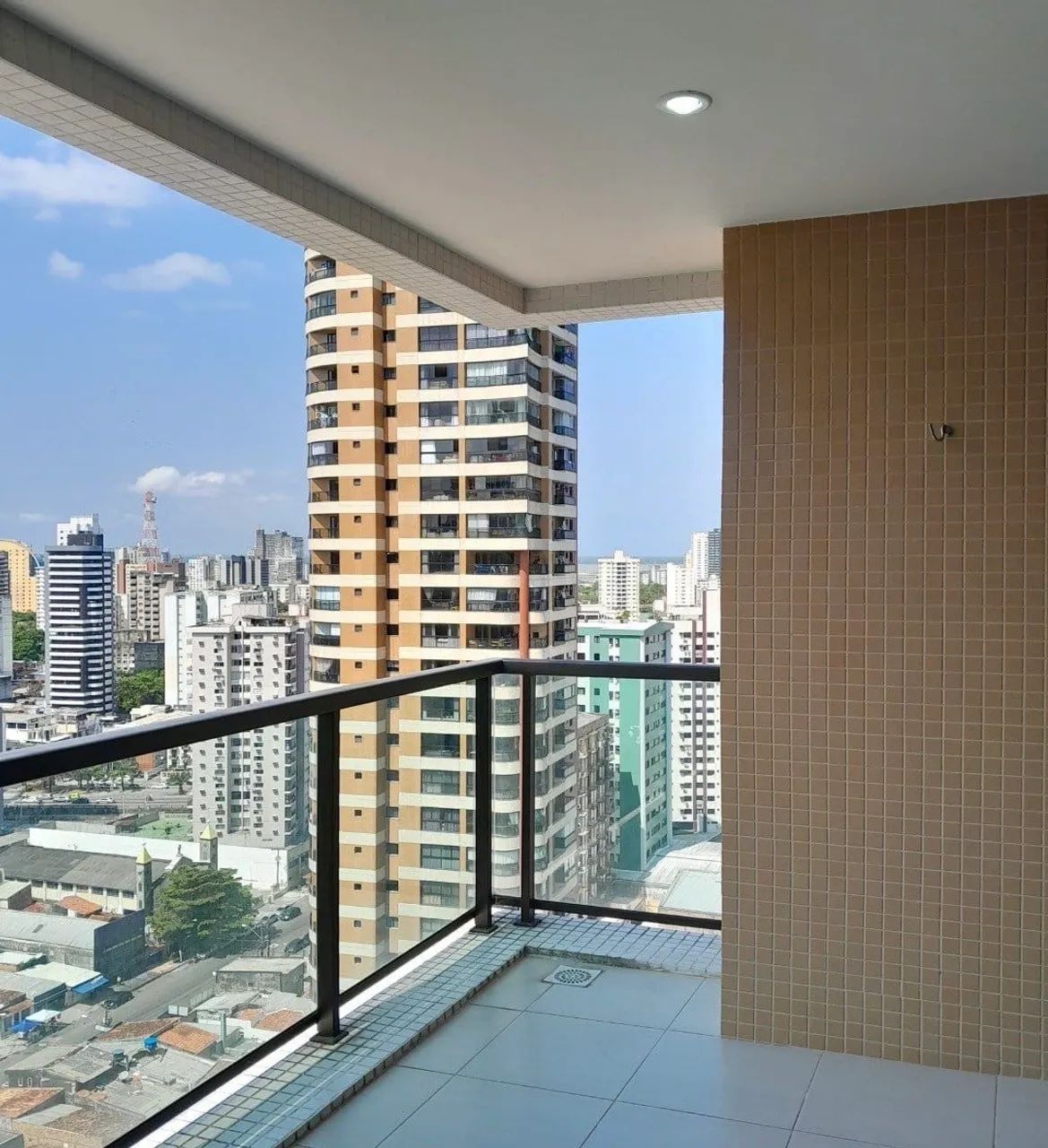 Apto de luxo Mobiliado com sacada nas docas - Foto 3