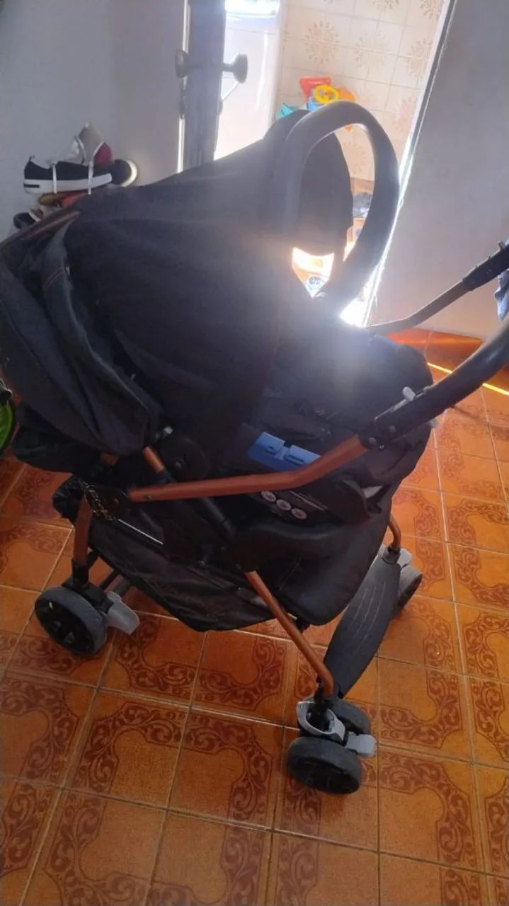 Carrinho de bebê com bebê conforto  - Foto 2