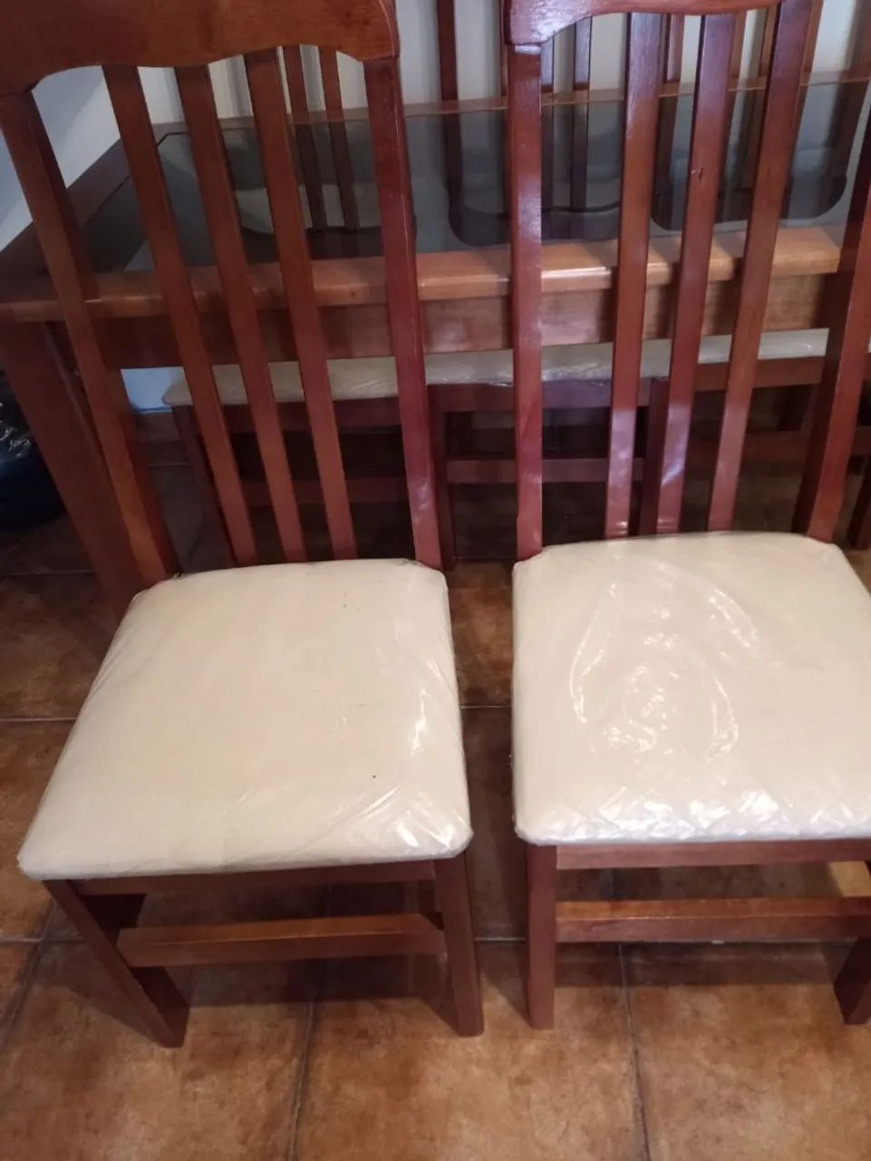 Mesa com tampa de vidro e 6 cadeiras SEMINOVA! - Foto 4
