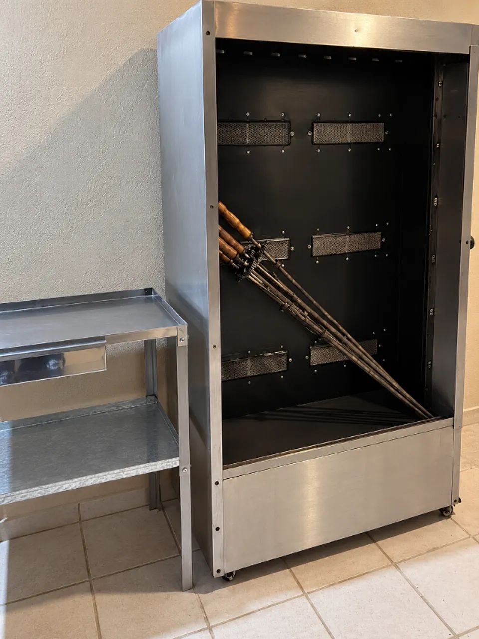 Máquina de Assar Frango 30 Frangos + Mesa Inox - Seminova - Foto 4