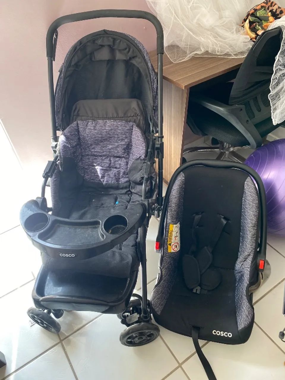 Carrinho de bebê com bebê conforto
