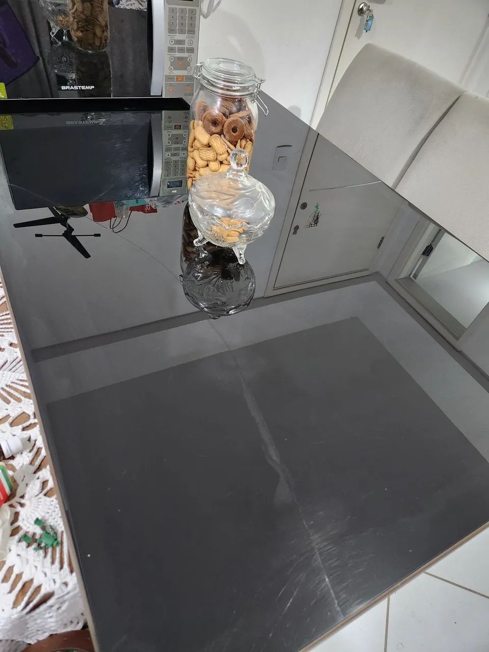 Vendo mesa com 6 cadeiras de tecido 