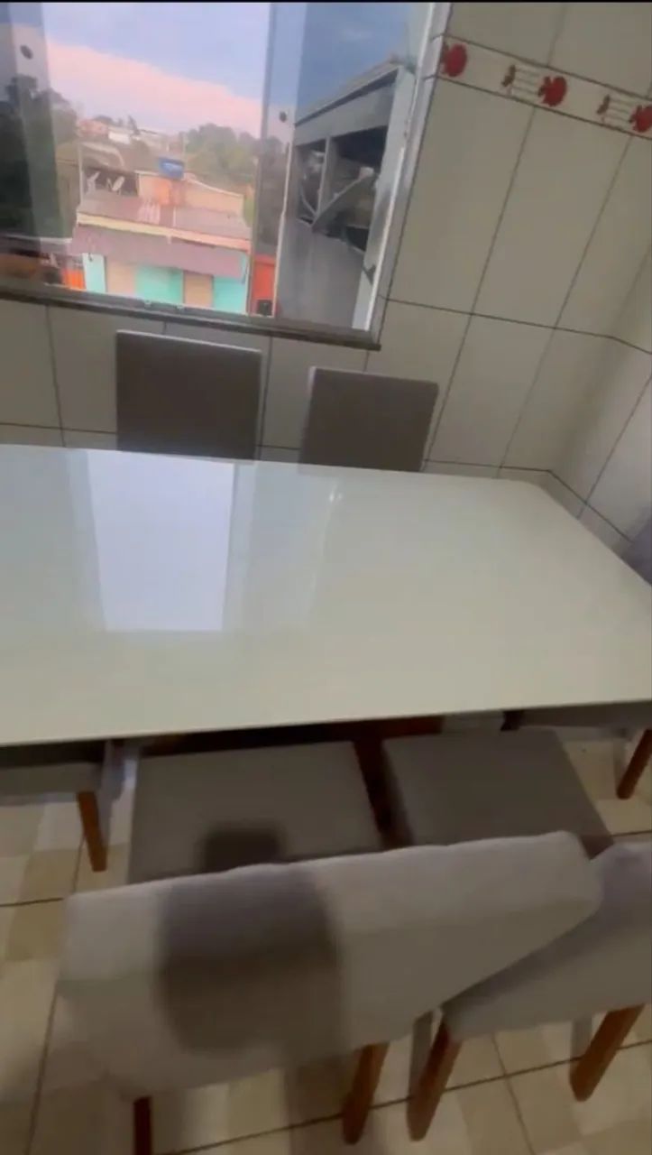 Mesa em MDF e vidro,com 6 cadeiras em estofados em perfeito estado  - Foto 5