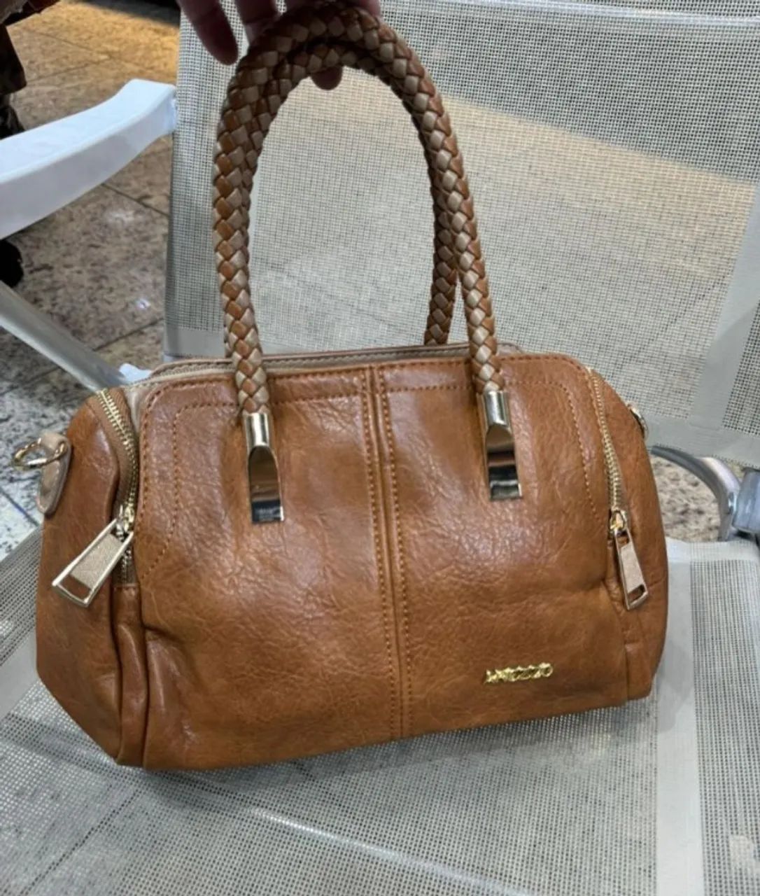Bolsa Baú média preta com alça transversal em couro sintético.  - Foto 3
