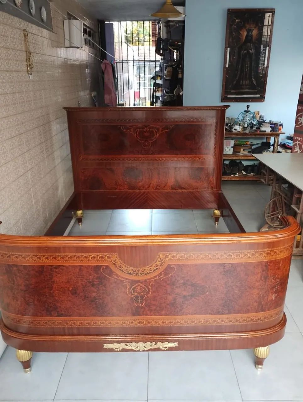 Cama Vintage de Casal com Detalhes em Bronze e Madeira
