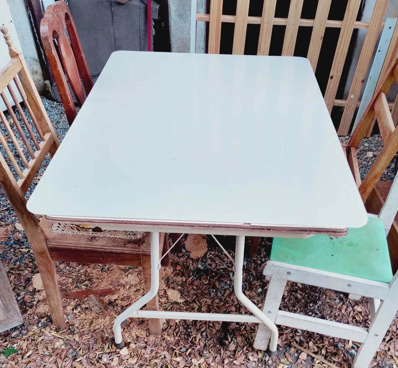 Mesa com cadeiras diferentes das outras. Boa