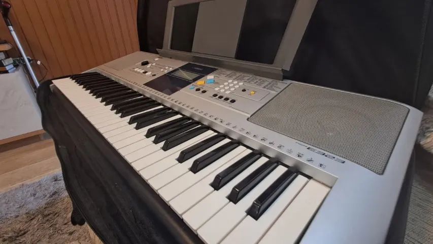 Teclado Yamaha PSR-E323 - Instrumentos musicais - Canudos, Novo