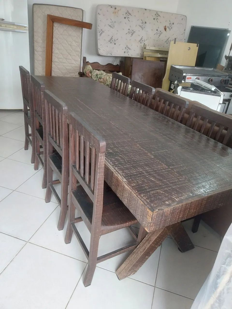 Mesa de madeira maciça com oito cadeiras.  - Foto 2