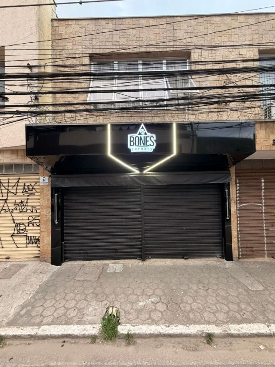 Fachada em ACM, com logo luminoso 