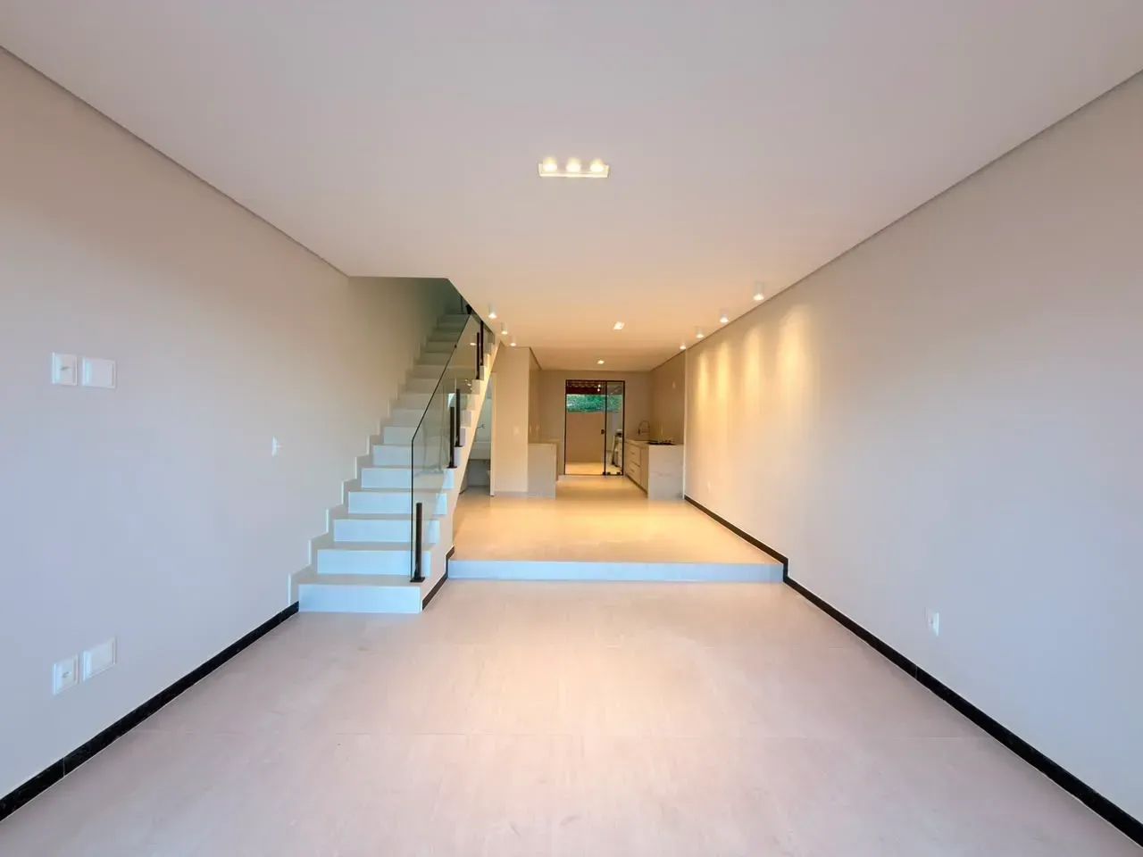Casa Geminada com 3 quartos 2 banheiros 2 vagas - Foto 4