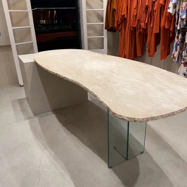 Mesa/balcão - tampo em pedra e pé de vidro