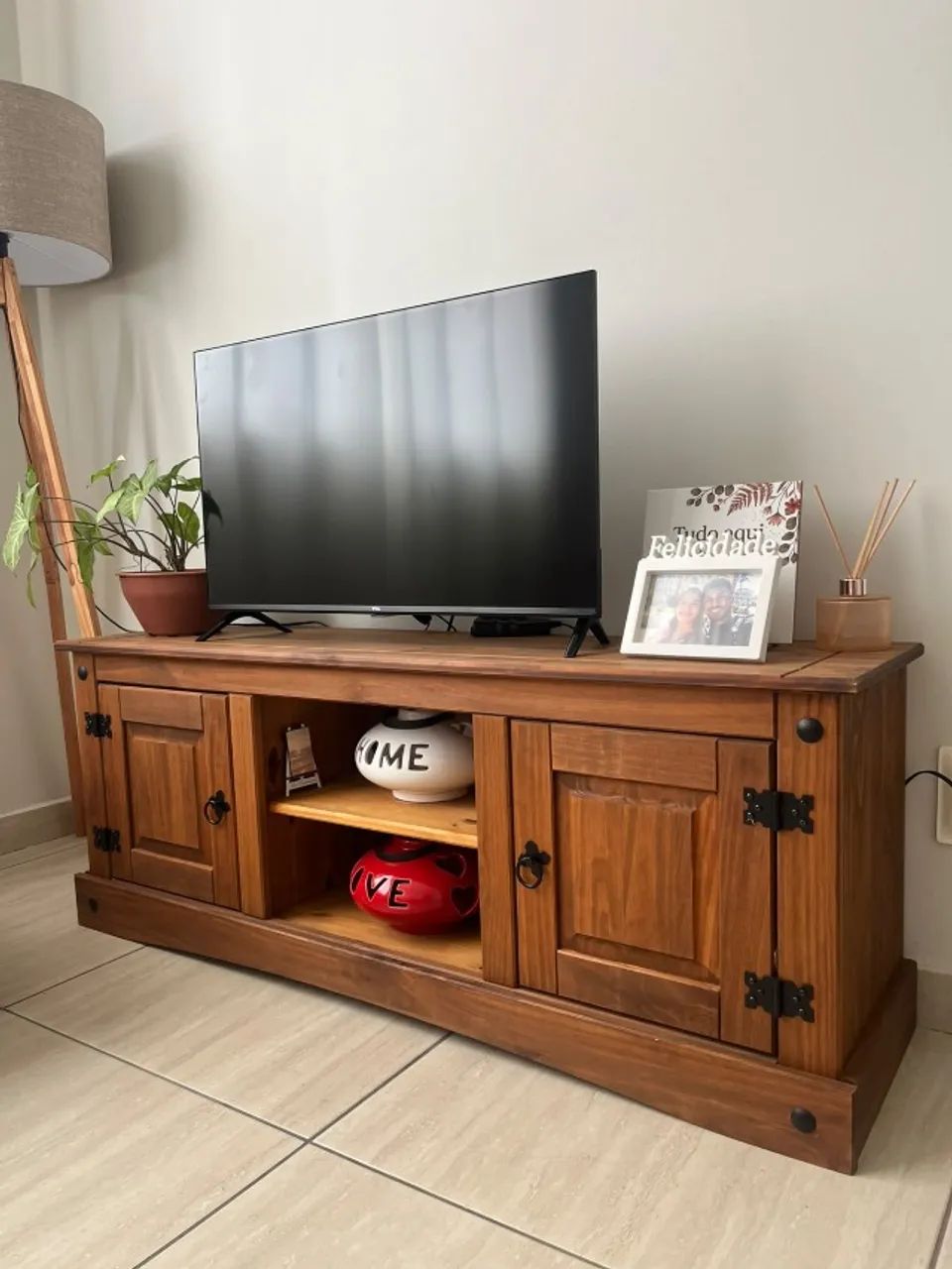 Rack TV com 2 Portas e 2 Nichos de Madeira - Foto 2
