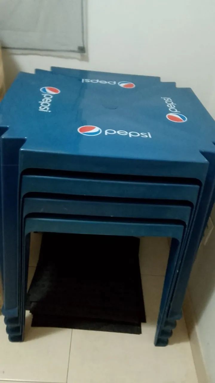 Conjunto 4 mesas plásticas + 12 cadeiras com braço