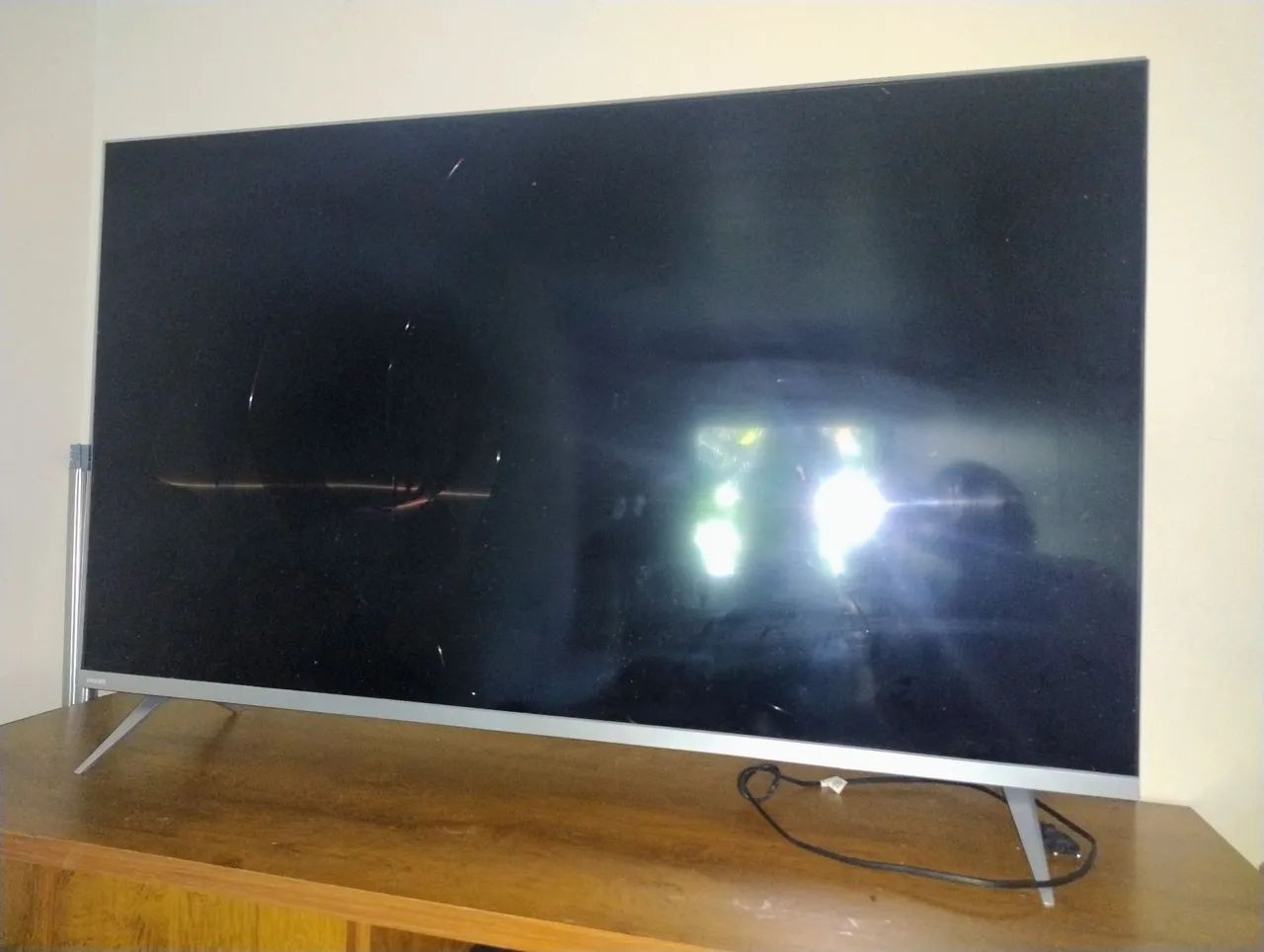 Vendo TV Philips 55 polegadas com tela quebrada para retirada de peça - Foto 2