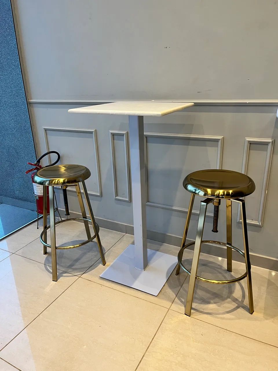 Conjunto Mesa Bistrô + 2 Banquetas Douradas - Foto 3
